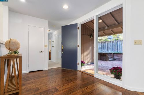 11 Los Altos Rd, Orinda, CA 94563-1717