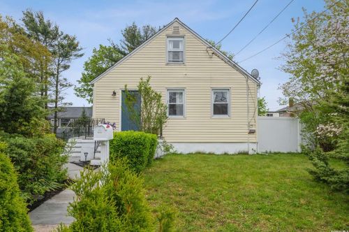 310 Parkside Ct, Copiague, NY 11726-4610