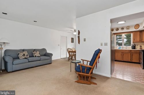 34 Oakwood Dr, Carlisle, PA 17015-9385