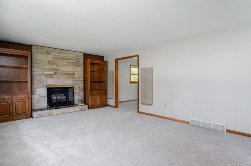 27 Welch Rd, North Haven CT  06473-2844 exterior