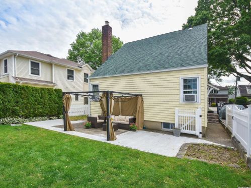 75 Willow St, Floral Park NY  11001-3401 exterior