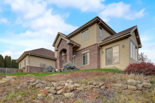 128 Westmorland Dr, Mount Horeb, WI 53572-3500