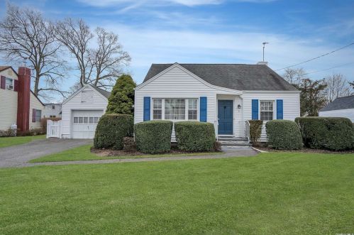 36 Foster Blvd, Babylon, NY 11702-1503