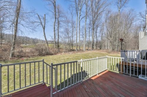 359 Summerhill Dr, Greystone Park, NJ 07950-1180