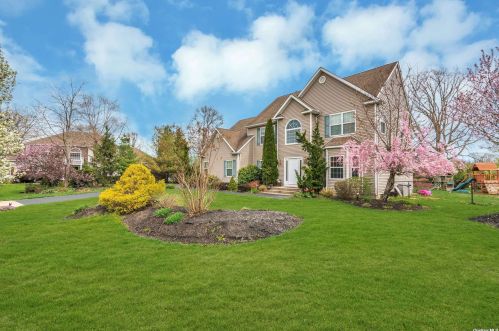 18 Brittany Ct, Panamoka, NY 11961-3124