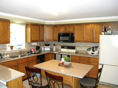 24 Perry St, Lakeville, CT 06039-2527
