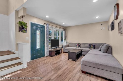 13 Roosevelt Dr, Bricktown NJ  08724-3211 exterior