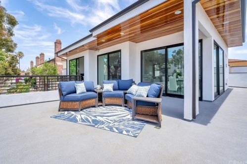 242 Broadway, Redondo Beach CA  90277-3332 exterior