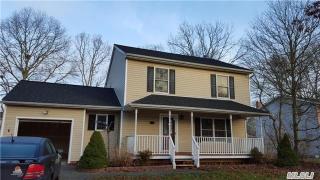 15 Loughlin Dr, Smith Point, NY 11967-3308
