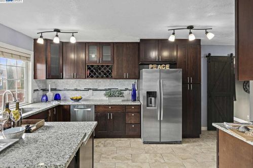 2001 57 Ave, Oakland CA 94605-1015 exterior