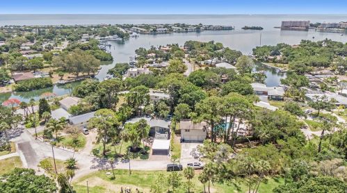 4610 Cypress Way, Saint Petersburg FL  33705-4526 exterior