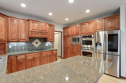 1888 White Oak Dr, Chaska MN  55318-2878 exterior