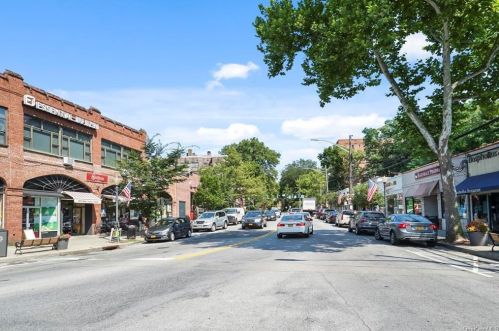 120 Hartsdale Ave, Hartsdale NY  10530-3220 exterior