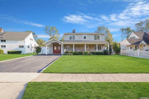 26 Wayside Ln, North Wantagh, NY 11793-1307