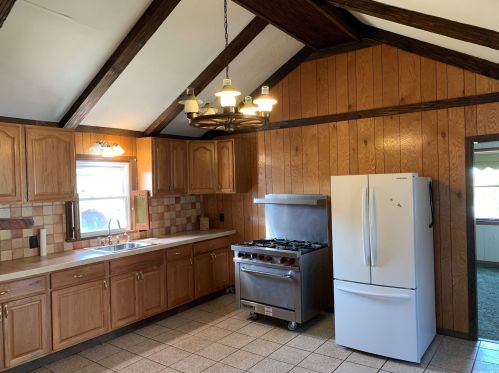 751 7th St, North Lindenhurst NY  11757-5511 exterior