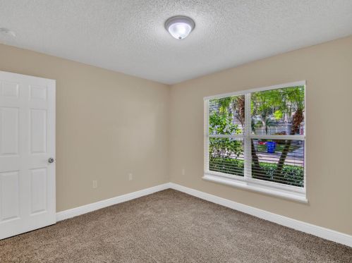 1220 25th Ter, Vero Beach FL 32968-5068 exterior