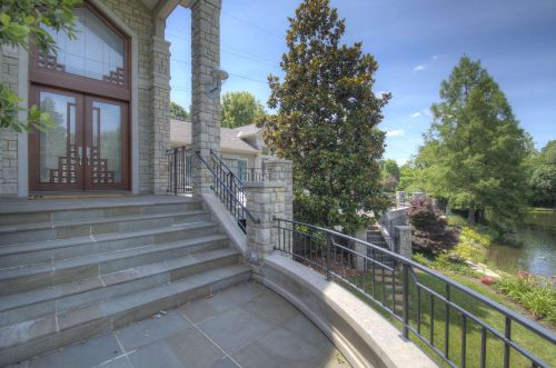 875 Squire Oaks Dr, Covington KY  41017-1342 exterior