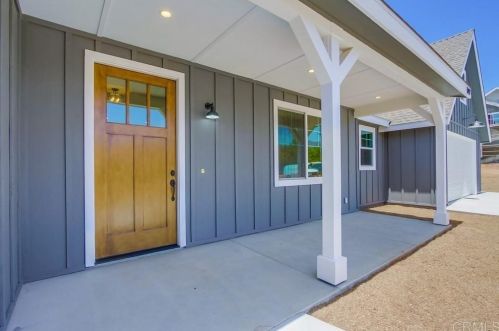 1017 La Rueda Dr, Vista, CA 92084-6520