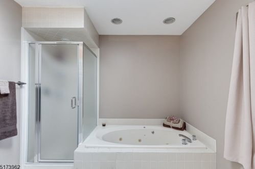 61 Woodland Dr, West Paterson NJ  07424-3707 exterior