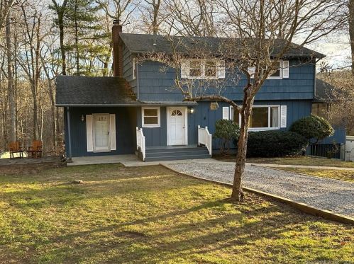 35 Overlook Rd, Gales Ferry CT  06335-1028 exterior