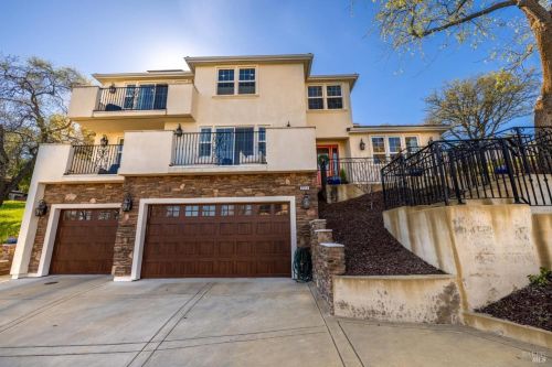 2054 Zinfandel Ct, Vacaville CA  95688-2829 exterior