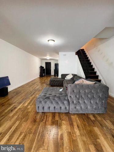 6810 Guyer Ave, Philadelphia PA 19142-2518 exterior