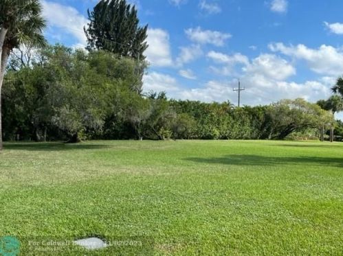 8092 Cassia Dr, Boynton Beach FL  33472-5022 exterior