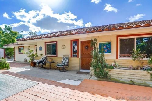 2328 Maelee Dr, Vista, CA 92084-2508