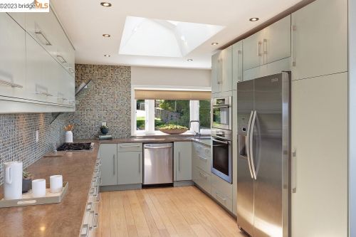 6361 Ascot Dr, Oakland CA 94611-1710 exterior