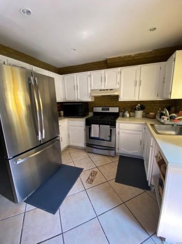 87 Pond St, Bridgeport, CT 06606-4832