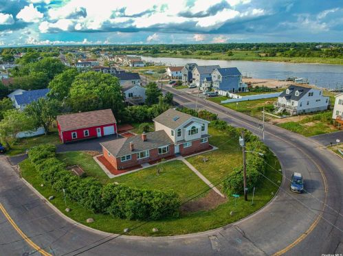 855 Granada Pkwy, North Lindenhurst, NY 11757-6316