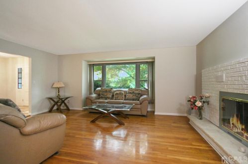13 Pilgrim Run, East Brunswick, NJ 08816-3237