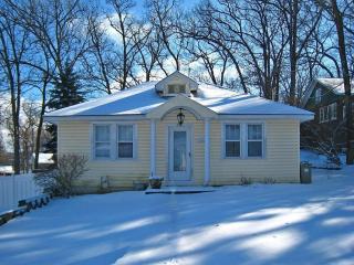 779 Aweogon Rd, Fontana, WI 53125-1510