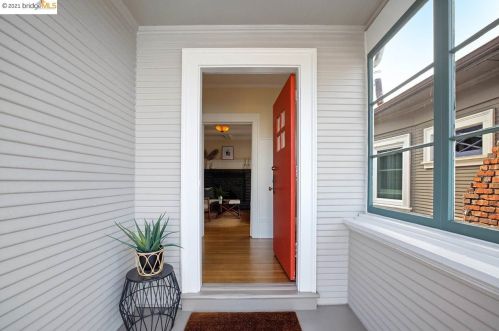 759 Alcatraz Ave, Oakland, CA 94609-1007