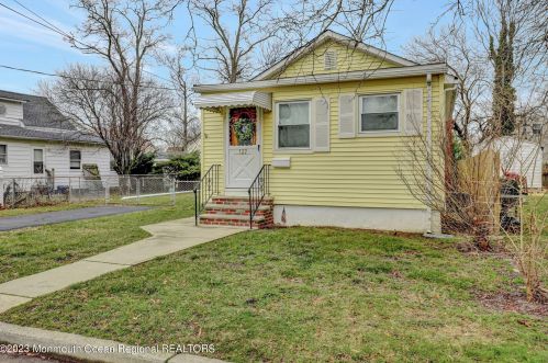 127 Cedar Ave, Middletown NJ  07748-5503 exterior