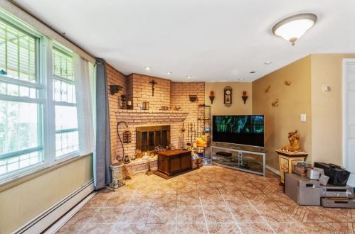 2712 Fish Ave, Bronx, NY 10469-5519
