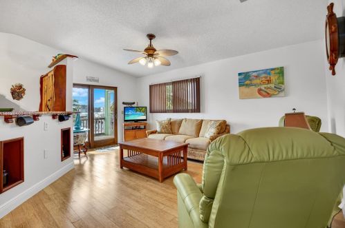 14 Mangrove Ln, Key Largo, FL 33037-3047