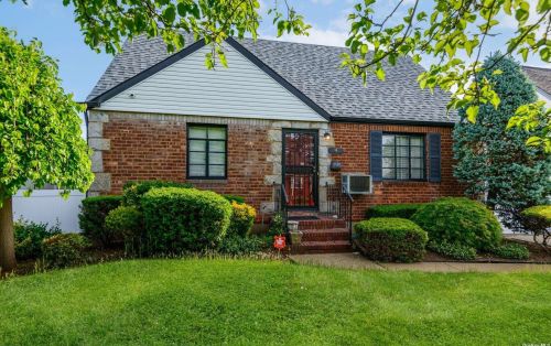 9 Pine St, Floral Park, NY 11003-2030