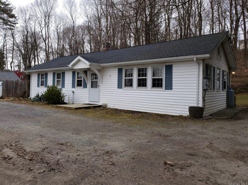 7 Clare Ln, Mahopac, NY 10541-8705