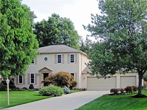 9909 Park View Cir, Cleveland, OH 44136-2643