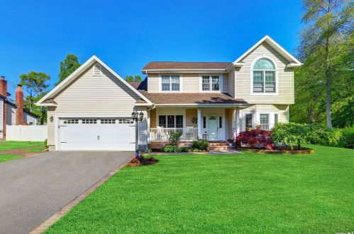 23 Holly Rd, Oakdale, NY 11769-2226