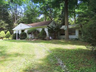 225 Creek Rd, Greentown, PA 18426-9679