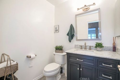 27067 Alabastro Dr, Santa Clarita CA  91354-2215 exterior
