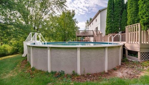 53 Harvard Ct, Middletown CT  06457-4965 exterior