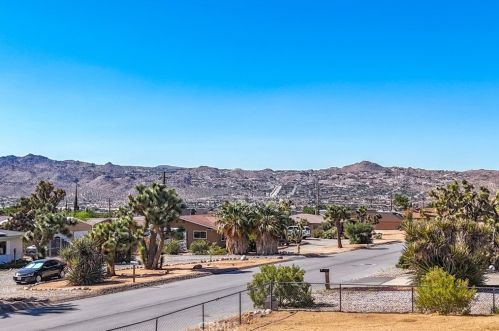 7645 Victoria Ave, Yucca Valley CA  92284-6152 exterior