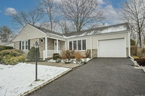81 Daisy Farms Dr, New Rochelle, NY 10804-1036