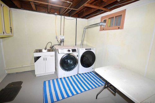 50 Aberdeen Rd, New Hyde Park NY  11040-2138 exterior