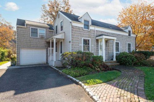 712 Franklin St, Westbury, NY 11590-2409