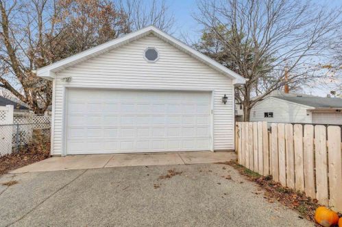 138 Oak Grove Ave, Green Bay, WI 54302-2810