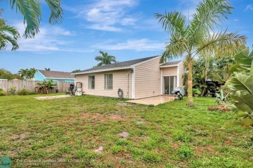 10579 Bobbie Ln, West Palm Beach FL  33411-3042 exterior